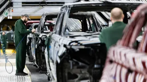 JLR Supply Chain Staff Allegedly Instructed to Apply for Government Benefits, Labor Group States